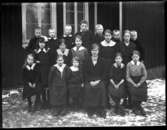 Skolbarnen i Stenbackens skola läsåret 1919-1920, Ernst Andersson från Lärsbo, Hjärtum 1910-05-05, Agnar Andersson från Örsbo, Hjärtum 1910-12-16, Axel Andersson från Örsbo, Hjärtum 1909-05-08, Ture Hansson från Lärsbo, Hjärtum 1907-02-15, Georg Gustavsson från Norra Hagen, Hjärtum 1909-06-26, Allan Eriksson från Brevik, Hjärtum 1913-05-21 och Ragnar Andersson från Arnstorp (Torpängen), Hjärtum 1913-04-12. Hildur Hansson från Lärsbo, Hjärtum 1909-07-01, Anni Alexandersson från Ingelstorp, Hjärtum 1909-04-28, Emma Andersson från Lärsbo, Hjärtum 1907-02-22 och Anna Svantesson från Ingelstorp, Hjärtum 1906-05-19. Astrid Johansson från Lärsbo (Lunnebergsmaden), Hjärtum 1912-04-08, Alice Johansson från Ingelstorp, Hjärtum 1913-07-24, Märta Johansson från Ingelstorp, Hjärtum 1911-04-17, Lärarinnan Anni Johansson, Ester Alexandersson från Ingelstorp, Hjärtum 1911-04-17 och Elsa Svantesson från Ingelstorp, Hjärtum 1910-02-11.