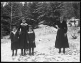 Syskonen Märta Johansson, Hjärtum 1911-04-17, Ester Johansson, Hjärtum 1908-01-16 och Alice Johansson, Hjärtum 1913-07-24, från Ingelstorp samt lärarinnan Anni Johansson