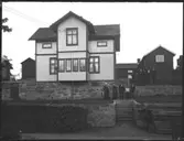 Olof Jonssons text: Samuelssons i Strömslund. Enligt församlingsboken 1920 så bodde här 18 personer 1920. Bland andra Slaktare Johan Alfred Samuelsson, Vassenda-Naglum 1859, hans hustru Amalia Kristina Samuelsson, Vassenda-Naglum 1862, deras barn: Diversearbetare Gustav Evald, Hjärtum 1893, Elektriker Ernst Algot, Vassenda-Naglum 1899, Yngve Ivar Samuel, Vassenda-Naglum 1903, och oä Karl Olof Fredrik, 1912. Gissningsvis så har vi slaktare Johan Alfred Samuelsson och hans fru stående till höger på bilden. Övriga troligen deras barn med familjer.