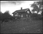Olof Jonssons text: Simon i Örsbo med familj. Bilden visar det gamla bostadshuset på en av Örsbogårdarna -  idag rivet.
