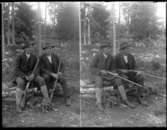 Olof Jonssons text: Ernst i Brevik med svåger Ernst Johansson, Hjärtum 1895-10-12, från Brevik tillsammans med sin svåger från Edsäter plus gevär och hund i skogen
