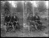 Olof Jonssons text: Ernst i Brevik med svåger Ernst Johansson, Hjärtum 1895-10-12, från Brevik tillsammans med sin svåger från Edsäter plus gevär och hund i skogen