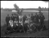 Olofs text: Gräsviken 20 juni 1920 2a från hö längst bak Ingvars pappa