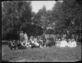 Ungdomar från trakten runt Öresjö som festar vid Gräsvikesund i Öresjö. Cirka 1920

Olofs text: 