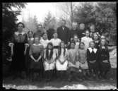 Olof Jonssons text: Skolbarn i Stenbacken, 1921. Bakre raden: Allan Eriksson från Brevik, Hjärtum 1913-05-21, Agnar Andersson från Örsbo, Hjärtum 1910-12-16, Ture Hansson från Lärsbo, Hjärtum 1907-02-15, Axel Andersson från Örsbo, Hjärtum 1909-05-08, Georg Gustavsson från N. Hagen, Hjärtum 1909-06-26, Ragnar Andersson från Arnstorp, Hjärtum 1913-04-13,
Mellanraden: Lärarinna (okänd),
Elsa Svantesson från Ingelstorp, Hjärtum 1910-02-11, Ester Alexandersson från Ingelstorp, Hjärtum 1911-04-17, Anni Alexandersson från Ingelstorp, Hjärtum 1909-04-28, Gertrud Kristiansson från Brumanstorp, Hjärtum 1911-10-03, Astrid Kristiansson från Brumanstorp, Hjärtum 1910-01-18,
Anna Larsson från Lärsbo (Fredskogen), 1911-08-20, Främre raden: Ester Gunhild Johansson från Ingelstorp, Hjärtum 1908-01-16, Alice Johansson från Ingelstorp, Hjärtum 1913-07-24, Märta Johansson från Ingelstorp, Hjärtum 1911-04-17, Anni Linnea Josefina Samuelsson från Ingelstorp, Hjärtum 1911-06-13, Rut Ingrid Samuelsson från Ingelstorp, Hjärtum 1912-10-09, Astrid Johansson från Lärsbo (Lunnebergsmaden), Hjärtum 1912-04-08, Rut Larsson från Lärsbo (Fredskogen), Hjärtum 1909-06-29.