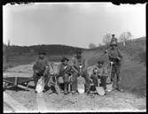 Bilder visar hur vägen på västra sidan av Öresjö byggdes (ibland kallad Fjällvägen) - innan denna vägen byggdes så var här väglöst land. Vägen byggdes under åren 1921-1923. Löjtnant Holmqvist från Hasteröd stod för hela sträckan som entreprenör och lejde ut kilometer till olika arbetslag. Bilden är tagen vid Norra Hagen i bakgrunden kan man skymta Örsbos soldattorp, Arbetslaget på bilden består av Johan Augustsson från Hagarna Djurhult, okänd, Ernst Johansson från Läresbo (Lunnebergsmaden), okänd, Erik Johansson Svenningsdalen Djurhult, mannen i bakgrunden är okänd