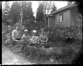Olga, född Olsson, Forshälla 1891-05-12, Nils, Hjärtum 1918-01-09, Erik, Hjärtum 1919-07-26, Sven, Hjärtum 1915-05-14