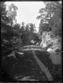 Byggandet av Fjällvägen, vägen mellan Sågbron och Nötbron, bilden tagen vid Räveberget. På vägen står John Jonsson, Hjärtum 1916-12-08 och hans kusiner Sven Jonsson, Hjärtum 1915-05-14 , Erik Jonsson, Hjärtum 1919-07-26, Nils Jonsson, Hjärtum 1918-01-09