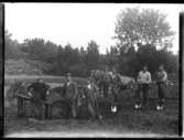 Bilder visar troligen en del utav arbetet med vägbygget. Här lastas grus från ett mindre grustag. Vägen på västra sidan av Öresjö byggdes under åren 1921-1923. Löjtnant Holmqvist från Hasteröd stod för hela sträckan som entreprenör och lejde ut kilometer till olika arbetslag. Arbetslaget på bilden är okänd, Rudolf Johansson från Läresbo, Hjärtum 1898-04-17, okänd, August Andersson från Läresbo, okänd, okänd, okänd