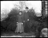 Hilda och Johan Jonsson, Hjärtum 1880-11-01 vid gaveln på det gamla boningshuset på Torpet (Arnstorp)