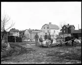 Olof Jonssons text: Grundläggning av Johans hus. På bilden okänd, Johan Jonsson, Hjärtum 1880-11-01, okänd, okänd. Bilden är tagen när boningshuset på Saga 3 skall byggas och är tagen snett uppifrån på Hjärtumsgatan 9.