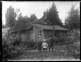 Nils, Hjärtum 1918-01-09, Erik, Hjärtum 1919-07-26, Sven, Hjärtum 1915-05-14, stående på framför tillbyggnaden på ladugården. I bakgrunden syns ett nytt uthus.