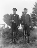 Karl Johansson, Hjärtum 1888-05-14, tillsammans med sin kusin Karl Johansson, Hjärtum 1884-10-14 med gevär i Brevik.