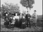 Familjen Johan Pettersson i Brevik: Signe, Hjärtum 1896, Johan Pettersson, Hjärtum 1868-08-01, med dottern Hilda, Hjärtum 1900-04-27, i knät, Gerda, Hjärtum 1893-10-15, Anna, Hjärtum 1891-01-05, Charlotta Pettersson (född Larsdotter), Väne Ryr 1858-04-15, Karl, Hjärtum 1888-05-14, i soldatuniform samt Johan Jonsson, Hjärtum 1880-11-01, också han i soldatuniform.