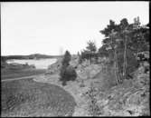 Olof Jonssons text: Vy från sjöbukten, ögonblick, 20 maj 1909 (strålande solsken kl. 2 e.m.). Öresjö med måsöarna i bakgrunden.