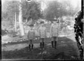 Erik, Hjärtum 1919-07-26, Nils, Hjärtum 1918-01-09, och Sven, Hjärtum 1915-05-14 finklädda för att börja skolan. På marken framför dem syns en liten hage med små hästar utskurna i trä.
