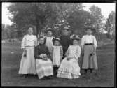 Gerda Johansson, Hjärtum 1893-10-15, Jeanna Jonsson, Hjärtum 1874-04-03, Signe, Johansson, Hjärtum 1896, Hilda Johansson, Hjärtum 1900-04-27, Okänd, Anna Johansson, Hjärtum 1891-01-05, Okänd i trädgården på Torpet (Arnstorp)