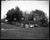 Undantagsstugan i Brevik med den gamla ladugården i bakgrunden.