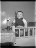 Sven Jonsson, Hjärtum 1915-05-14 står i sin spjälsäng som flyttats intill bordet där en ordförandeklubba ligger