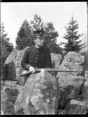 Olof Jonsson, Hjärtum 1882-11-15 i soldatuniform och med gevär pingstdagen 1910