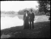 Midsommar 1912: Ivar Johansson, Hjärtum 1891-04-12, från Brevik med sin fästmö Beda vid Öresjös strand i Brevik