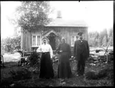 Maria Berndtsdotter med barn.

Olof Jonssons text: ”Midsommar 1912, Kriakasen – (stavning osäker)”

Kriakasen (Zviakasen) backstuga i Övre Bräcke
Anna Charlotta Johansson (sömmerska), Bäve 1889-05-01, modern änkan Maria Johansson född Berndtsdotter, Bäve 1850-06-06, troligen sonen Carl Gustaf, Bäve 1874-11-02.
