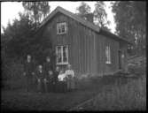 Framför torpet Boberget under Svenäcker, sonen Axel Viktor, Väne Åsaka 1893-03-22, Anders Peter Johansson, Väne Åsaka, 1862-07-22, dotter Hulda Kristina, Vassända-Naglum 1894-05-03, sonen Klas Herman, Vassända-Naglum 1903-12-03, Anna Sofia Jonasdotter, Väne Åsaka 1867-05-08 med sonen Karl Harry, Vassända-Naglum 1907-11-24 och dottern Elsa Sofia, Vassända-Naglum 1898-08-16