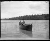 Olof Jonssons text: Svenssons båt, 13 juni 1915 Båt med två män, bilden tagen Torpängen, Öresjö