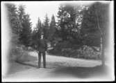 Sven Jonsson, Hjärtum 1915-05-14 i hatt stående framför vägen mellan Sågbron och Nötbron, Fjällvägen.