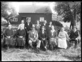 Olof Jonssons text: Ernst Johansson, Esperöd. Bilden är tagen i Stuvvik (tidigare stavning Stuguvik) vid Öresjö, okänd, okänd, okänd, Erik Stenberg 1903-12-24, Astrid Stenberg född Karlsson 1905-10-17. Maria (på berget) Johannesdotter 1874-04-24, okänd, okänd, Arnold, Signe okänd okänd