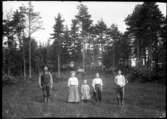 Okänd, Gerda Johansson, Hjärtum 1893-10-15, Signe, Johansson, Hjärtum 1896, Hilda Johansson, Hjärtum 1900-04-27, Abraham Jonsson, Hjärtum 1875-01-13, i Brevik med furuskog i bakgrunden.