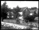 Skollärare Almen och huset f d posthuset i Intagan (Intagan 2:8)