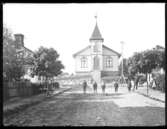 Missionskyrkan (numera Metodistkyrka) i Strömslund. Barnen på gatan okända. Till vänster på bilden fastigheten Frigga 6, Kapellgatan 36 och till höger på bilden fastigheten Ran 5, Kapellgatan 33A