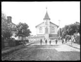 Missionskyrkan (numera Metodistkyrka) i Strömslund. Barnen på gatan okända. Till vänster på bilden fastigheten Frigga 6, Kapellgatan 36 och till höger på bilden fastigheten Ran 5, Kapellgatan 33A