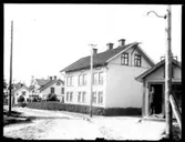 Boningshuset på Strömslundsgatan 51 med Polisstationen till höger