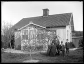 Familjen Ljunggren framför sitt hus i Marieström. Sonen Wilhelm Ljunggren står längst till höger på bilden