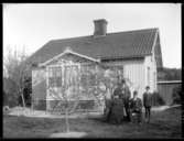 Familjen Ljunggren framför sitt hus i Marieström. Sonen Wilhelm Ljunggren står längst till höger på bilden