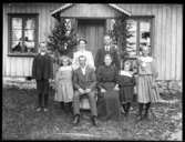 Handelsman Alfred Andersson med familj. Handelsboden på Kollerö.