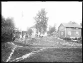 Det ljusa huset på bilden tillhör Fritjof Andersson med familj. Fritjof Andersson var född i Lunnestaken och hade själv byggt huset på Nornan 9 i början på 1900-talet. Hans fru Alma kom från Brevik och arbetade som sömmerska under den tiden de bodde i fastigheten. Dottern Elvy berättar att man sålde fastigheten i Strömslund när en av jordbruksfastigheterna i Hasselbacken vid Öresjö blev till salu. Elvy berättar att man då flyttade från ett nybyggt hus med elektricitet till ett gammalt hus på landet utan bekvämligheter.