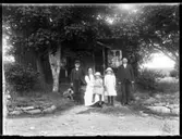 Son Gustaf Herbert, Hjärtum 1905-02-19, Anna Josefina Andersdotter, Forshälla 1883-11-20, döttrarna Gunhild Josefina, Hjärtum 1911-03-23, Karl Johan Olofsson, Hjärtum 1877-06-04. Karl står som snickare i församlingsboken