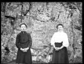 Gerda Johansson, Hjärtum 1893-10-15, och Anna Johansson, Hjärtum 1891-01-05, från Brevik framför ett bergsparti.