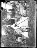 Erik, Hjärtum 1919-07-26, Sven, Hjärtum 1915-05-14, Nils, Hjärtum 1918-01-09, poserar med kameror, kikare och avvägningsinstrument framför ett tält.