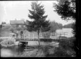 Sågbron med Fiskartorpet i bakgrunden på bron Simon i Örnäs med häst och kärra. (Simon Andersson, Bäve (1900-09-17)