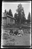 Nils, Hjärtum 1918-01-09, Erik, Hjärtum 1919-07-26, Sven, Hjärtum 1915-05-14, sitter och leker med leksaker framför ladugården.