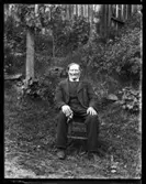 Petrus (Petter) Svenungsson, Hjärtum 1826-12-06, utanför sin undantagsstuga 14 juni 1909.