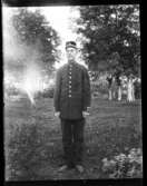 Abraham Jonsson, Hjärtum 1875-01-13 i soldatuniform. Bilden tagen i trädgården på Torpet (Arnstorp)