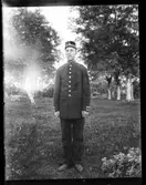 Abraham Jonsson, Hjärtum 1875-01-13 i soldatuniform. Bilden tagen i trädgården på Torpet (Arnstorp)