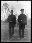 Abraham Jonsson, Hjärtum 1875-01-13 i soldatuniform tillsammans med brodern Olof Jonsson, Hjärtum 1882-11-15