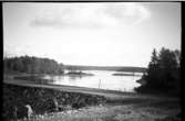 Nuvarande väg 2027 vid Hedetorpet

Foto av den nyanlagda Öresjövägen mellan Trollhättan och Sågbron vid Hedetorpet med Öresjö i bakgrunden. (Vägen byggdes i början av 1940-talet)