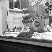 Eks affär på Klostergatan 60 i Jönköping. I fönstret skyltas det med bananer och i hörnet står en skylt med recept på 